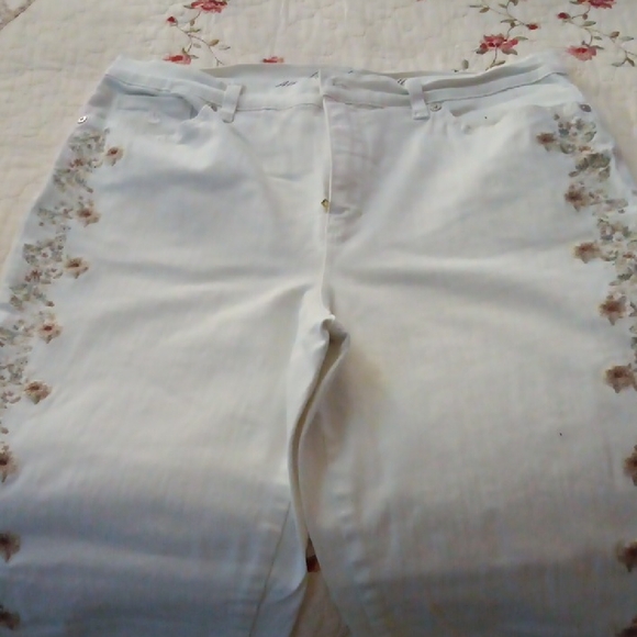 Gloria Vanderbilt Women's White Skinny Jeans with Floral Design - Picture 2 of 7